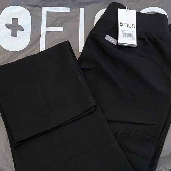 FIGS NWT Kade Cargo Scrub Pants Black Xsmall petite - Picture 2 of 3